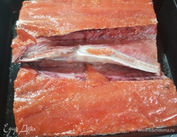 Затем у рыбы удалить кожу. Срезать весь пивной набор.