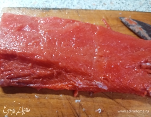 Нарезать порционно или завернуть филе в фольгу и убрать в морозилку.