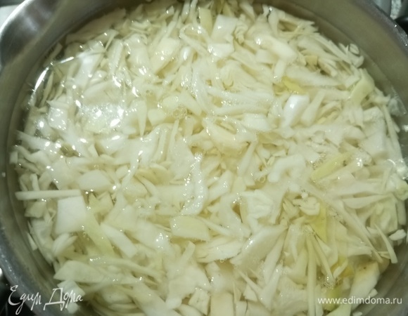 Капусту нашинковать и опустить в подсоленный кипяток. Дать пропариться в течение 5 минут под крышкой при выключенном огне.