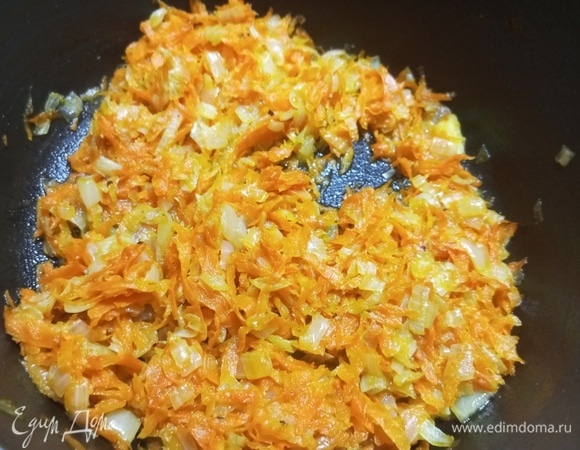 Пережарить лук с морковью, заправить солью и перцем.