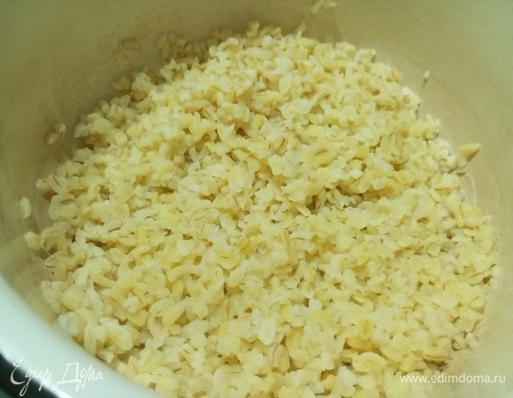 Отварить булгур из расчета 0,5 стакана булгура на 1,5 стакана подсоленной воды.