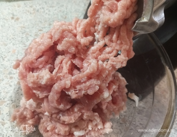 Свинину пропустить через мясорубку.