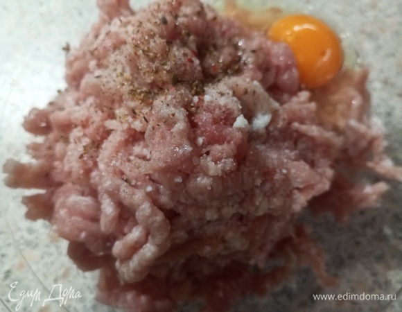 В фарш добавить соль, перец, яйцо.