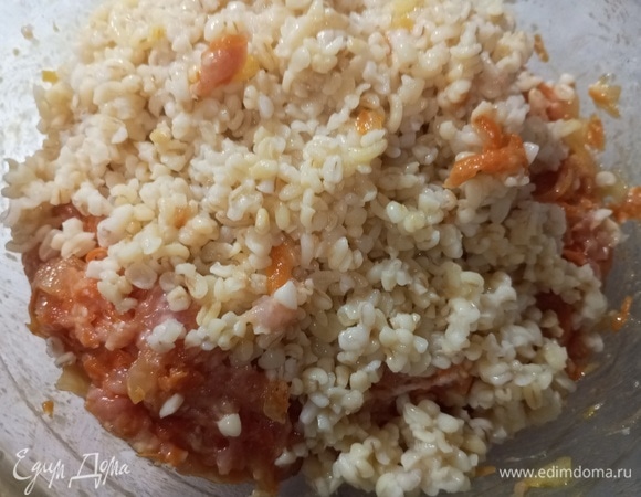 Смешать с пережаренными овощами. Всыпать булгур.