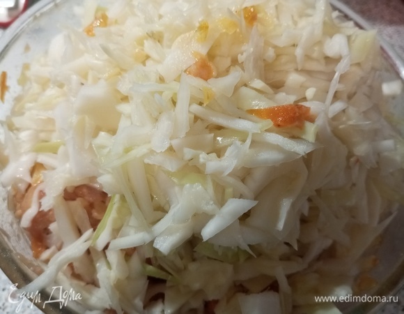Следом добавить капусту без жидкости. Перемешать.