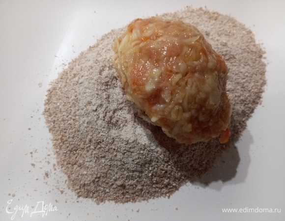 Сформировать котлету, обвалять в панировочных сухарях.