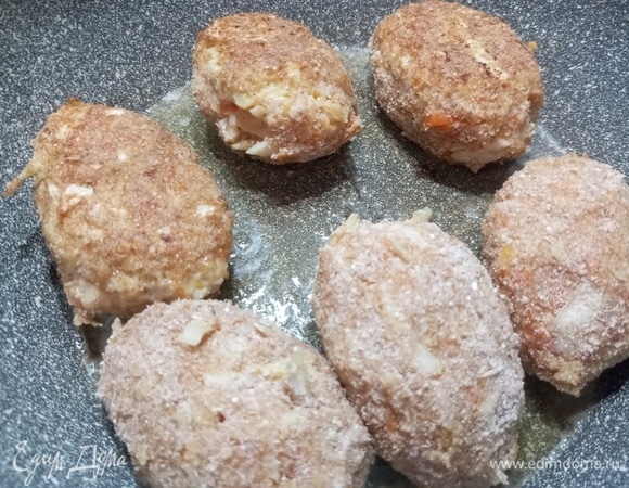 Обжарить с двух сторон на растительном масле, до золотистой корочки.