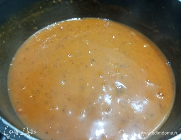 Влить воду, постоянно помешивая, варить соус до загустения и полного растворения комочков, в течение 5 минут. Посолить.