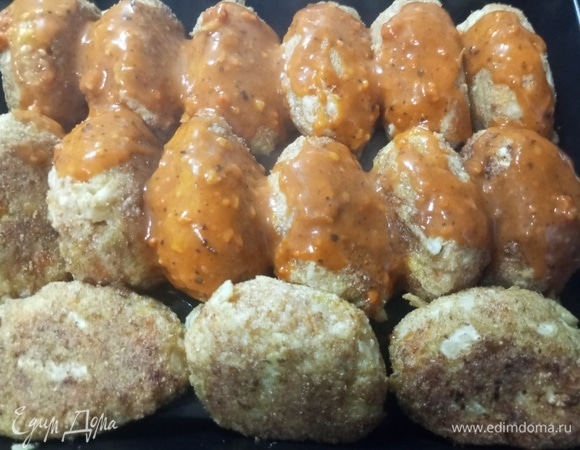 Переложить голубцы в форму. Полить приготовленным соусом.