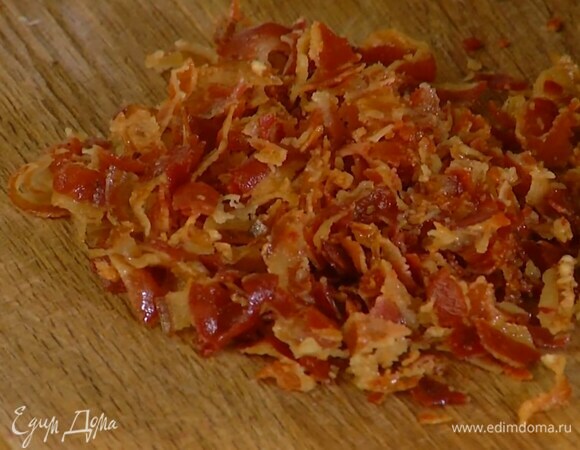 Полоски панчетты обжаривать на сухой сковороде до появления золотистой корочки и выложить на бумажное полотенце, затем мелко нарезать.