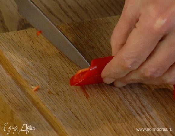 Из перца чили удалить семена.