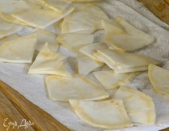 Корень сельдерея и картофель почистить, нарезать тонкими ломтиками, по отдельности замочить в воде и дать постоять, затем воду слить и промокнуть овощи бумажным полотенцем.