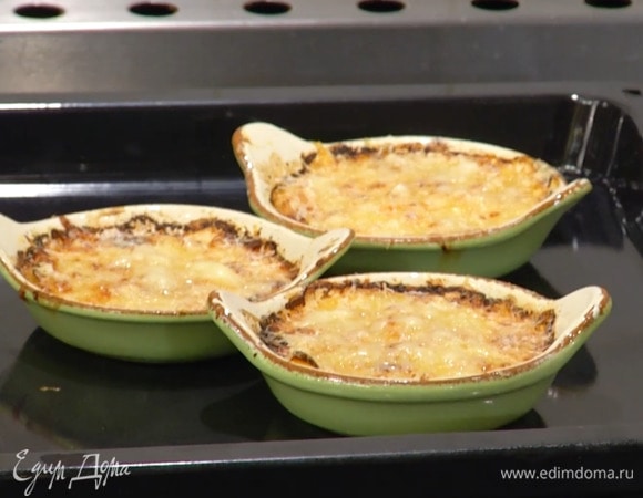 Небольшие керамические формы смазать сливочным маслом и слегка присыпать натертым сыром, выложить в каждую слой сельдерея, затем немного нарезанной панчетты и слой картофеля, залить все сливочной смесью и запекать в разогретой духовке, за пару минут до готовности посыпать оставшимся сыром.