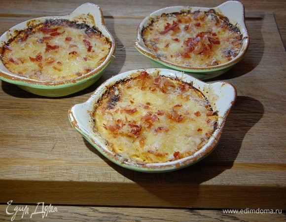 Готовый гратен посыпать оставшейся панчеттой.