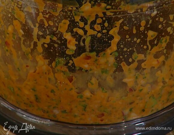 Приготовить маринад: в чашу блендера выложить половину нарезанного лука, чеснок, имбирь и мед, всыпать зиру, паприку, куркуму, перец чили, соль, влить оливковое масло, сок лимона и рыбный соус, добавить петрушку, кинзу и все взбить.