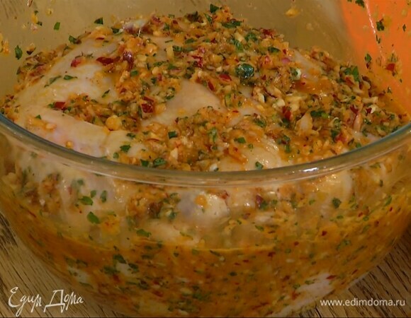 Курицу смазать маринадом со всех сторон, накрыть пищевой пленкой и оставить на пару часов при комнатной температуре.