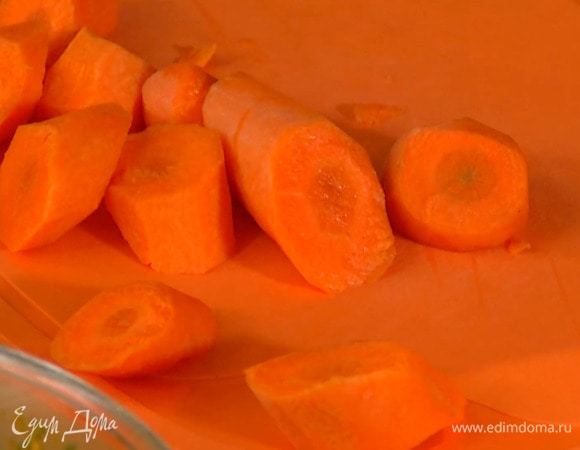 Морковь почистить и крупно порезать.