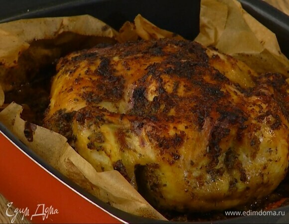 Запекать курицу в разогретой духовке 15 минут, затем понизить температуру до 180°С и готовить час-полтора.