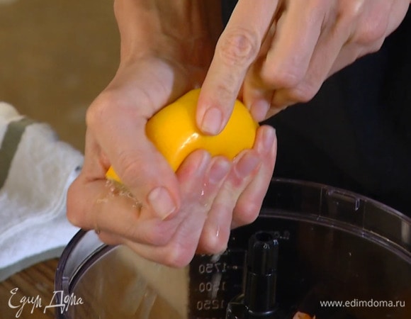 Из половинки лимона выжать 1 ст. ложку сока.