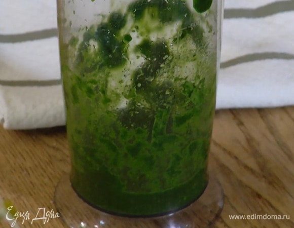 Листья тархуна выложить в стакан для взбивания, влить лимонный сок, добавить оставшийся сахар и измельчить все погружным блендером, затем протереть через сито.