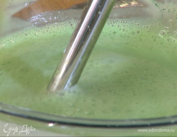 Тархунную массу добавить в сливочную смесь, всыпать краситель и взбить все на маленькой скорости погружным блендером.