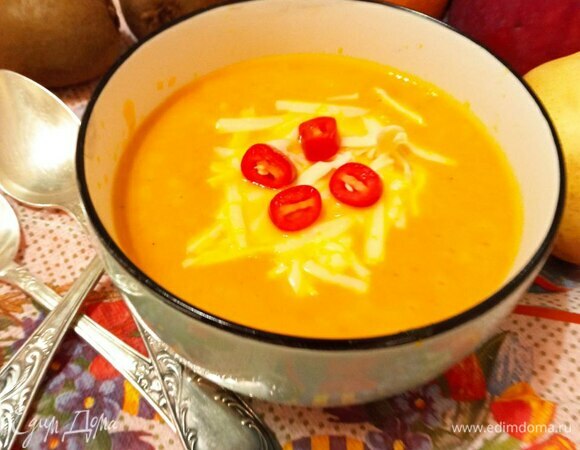 Посыпаем тертым сыром. Я украсила колечками острого перца. Можно украсить тыквенными семечками. Приятного аппетита!