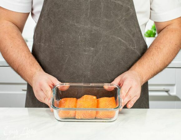 Смажьте оставшимся оливковым маслом форму для запекания, переложите в нее замаринованного лосося и запекайте 20–25 минут при 180°С.