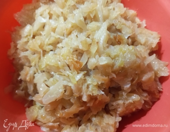 Капусту нашинковать, обжарить на растительном масле с добавлением соли. Остудить.