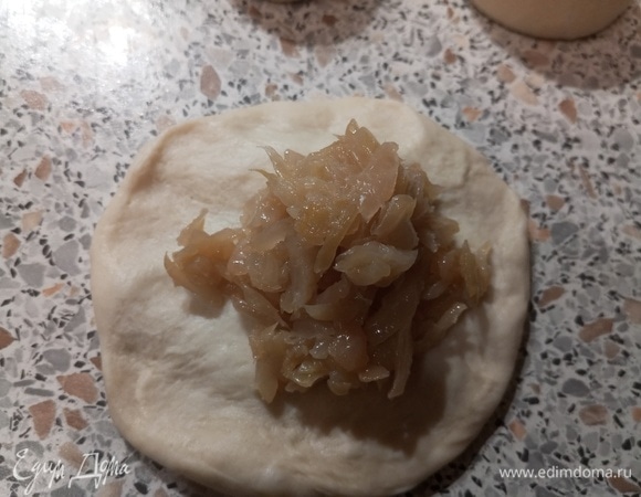 Из каждой сформировать лепешку, на середину которой выложить начинку. Края соединить.