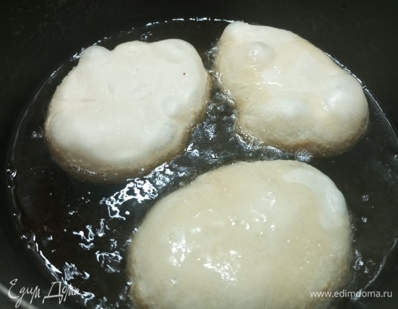 Подготовленные пирожки выложить в раскаленное растительное масло.