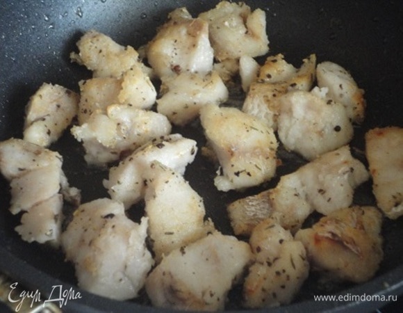 Рыбу нарезать кусочками, посолить, поперчить, обвалять в муке и обжарить в растительном масле. Выложить в рисовую форму.