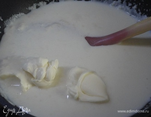 Приготовим соус. Растопить сливочное масло, всыпать муку, добавить немного молока. Интенсивно мешать венчиком, постепенно подливая оставшееся молоко. Прогреть на медленном огне минуты две. Соус должен получиться однородным, без комочков. Добавить сливочный плавленый сыр и продолжать помешивать, пока он не расплавится. Убрать с огня, остудить. Включите духовку на 180°C.