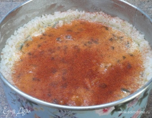 Добавьте молочно-сырную массу, еще раз перемешайте и залейте рыбу. Сверху посыпьте паприкой. Выпекайте 30 минут при 180°C.