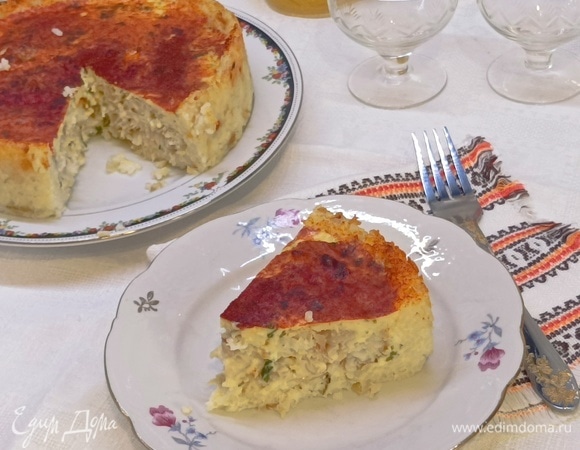 Остудите немного в форме. Аккуратно провести ножом вдоль бортиков и освободить пирог. Подавайте пирог теплым. Приятного субботнего вечера в кругу семьи.