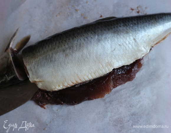 Сварить картофель, свеклу, морковь. Вынуть из воды. Дать остыть до комнатной температуры. Картофель убрать в холодильник до использования. Разделать сельдь на филе. Надрезать брюшко от хвоста до головы, спинку вдоль хребта, отделить голову, плавники, хвост, выпотрошить, снять шкурку, удалить хребет, кости, темные пленки. Промокнуть бумажным полотенцем внутреннюю часть. Икру положить в небольшую мисочку.