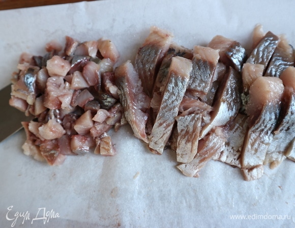 Нарезать филе на небольшие кусочки. Сбрызнуть лимонным соком (0,5 ч. л.).