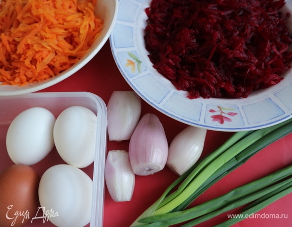 Лук-шалот (небольшие луковицы) почистить. Сварить яйца вкрутую (10 минут), залить холодной водой. Дать остыть. Почистить картофель, свеклу, морковь. Натереть овощи на крупной терке в отдельные миски, немного посолить. Свеклу слегка отжать, чтобы удалить лишний сок. Селедка под шубой не должна быть водянистой.