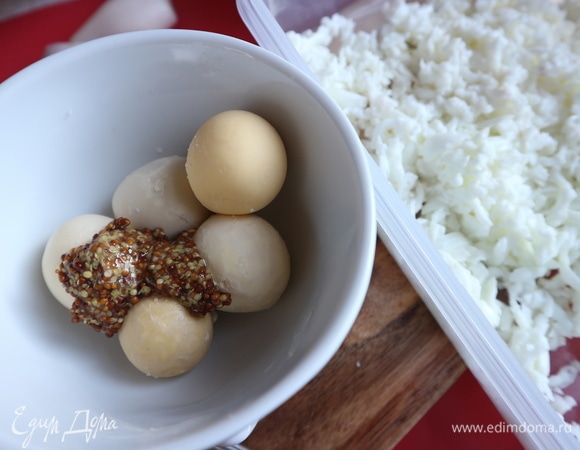 Почистить яйца, разделить на белки и желтки. В желтки добавить горчицу. Белки натереть на крупной терке.