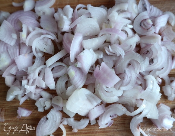 Лук-шалот нарезать сначала на половинки, затем еще пополам, нарезать тонко.