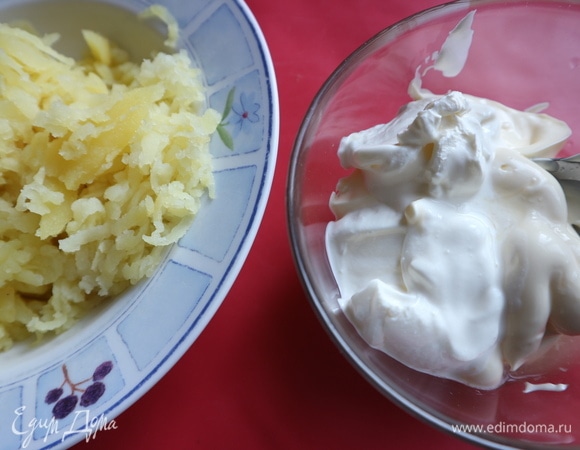 Приготовить заправку: смешать майонез, сметану, лимонный сок.