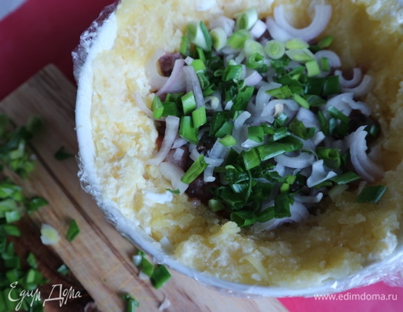 За сельдью — лук-шалот и зеленый лук, нарезанный на кусочки. Часть лука оставить на другой слой.