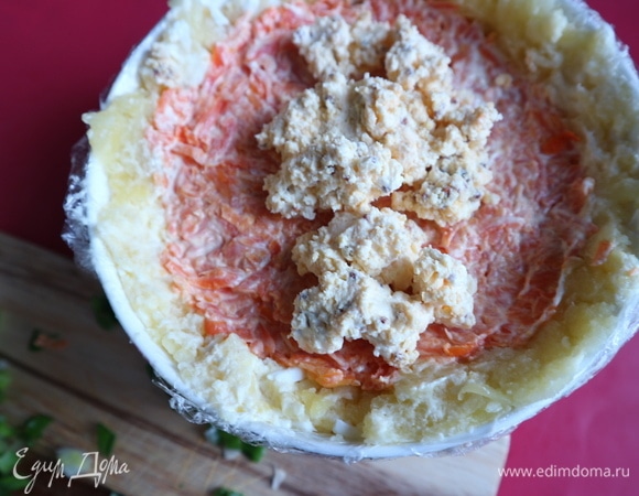 Очередь моркови и желтков с добавленной в них заправкой. Утрамбовать немного. Затем — слой свеклы с заправкой.