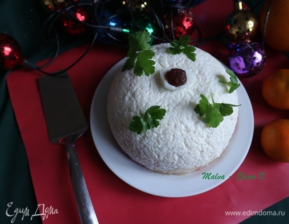 Достать из холодильника. Перевернуть миску на тарелку, снять пленку. Украсить. У меня здесь перепелиное яйцо с икрой сельди, листики петрушки.