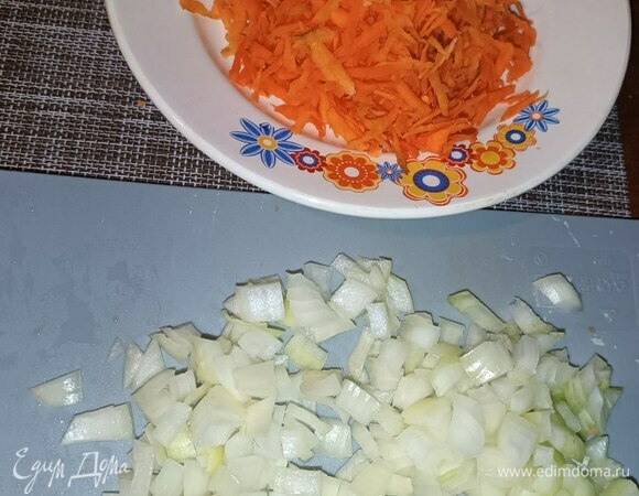 Морковь трем на крупной терке. Лук режем мелким кубиком.