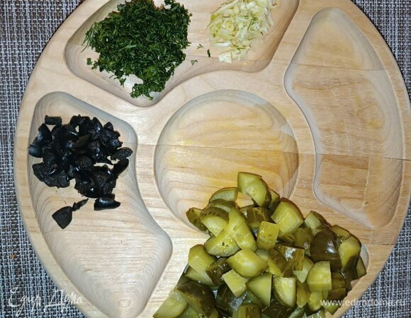 Огурчики режем на кружки, а потом на четвертинки. Маслины измельчаем (не могу есть целыми маслины, поэтому всегда их режу). Чеснок трем на мелкой терке (или пускаем под пресс, мелко шинкуем). Укроп измельчаем очень мелко.