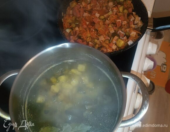 В кастрюлю кладем лавровый лист и зажарку со сковородки, перемешиваем. Через 3 минуты пробуем суп на соль (скорее всего она не пригодится, так как и огурцы, и копчености дадут свою соль).