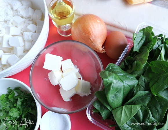 Приготовить все необходимое. Тесто фило достать из морозильной камеры заранее. Во время приготовления пирога неиспользуемые в данный момент листы теста убирать (под полотенце или в пленку), листы теста быстро подсыхают. Зелень помыть, шпинат откинуть на дуршлаг, промокнуть бумажным полотенцем. Петрушку и зеленый лук нарезать.