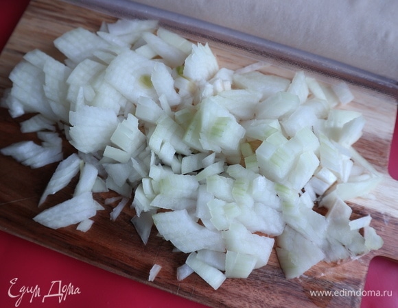 Репчатый лук почистить, нарезать мелко.