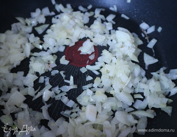 Обжарить на оливковом масле (10 мл) до прозрачности.