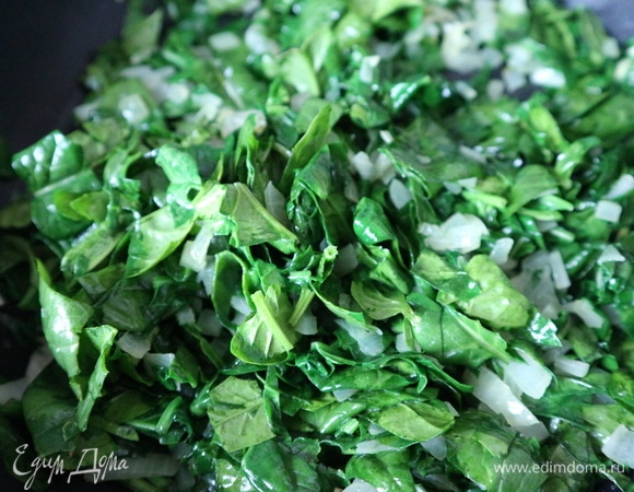 Нарезать шпинат. Добавить шпинат на сковороду к луку (огонь небольшой) буквально на 30–40 секунд, не более, перемешивать, затем переложить в другую посуду, чтобы остановить приготовление.